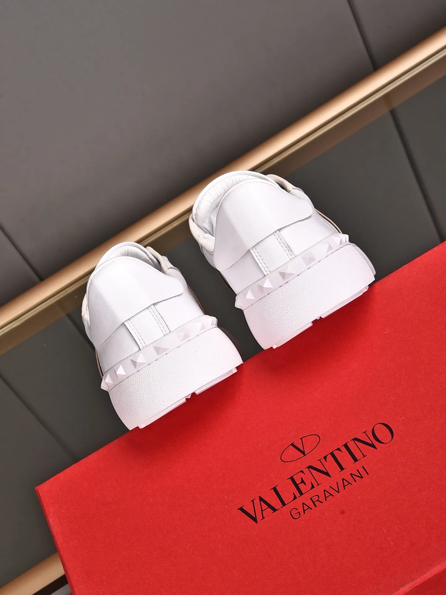 Men's shoes 440💰 (men and women couples) Valentino classic color matching series casual shoes. Made with heavy craftsmanship, good products pay attention to every detail. A must-have trendy item that can be worn all year round, it has been worn by many celebrities and Internet celebrities~~Imported cowhide surface, unique design concept, sheepskin lining, counter quality. Women’s clothing 35-40. Men’s clothing 39-44, 45-46 (returns and exchanges are not supported for custom-made items)